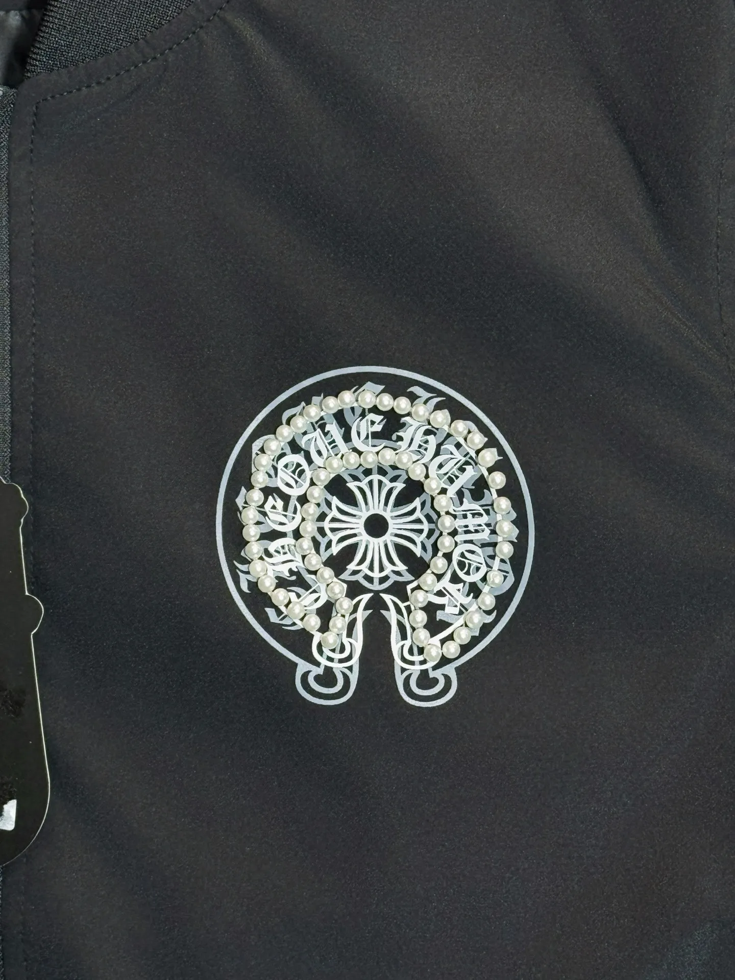 P320 model number: HE361 Chromehearts-Chrome Hearts Pearl Sanskrit Baseball Jacket The fabric is made of precision fine-grain woven fabric, which makes the upper body comfortable and light, and feels smooth and delicate. The collar, hem, and cuffs are made of counter-dyed elastic threads. The pattern on the chest and back is first printed with imported direct injection and full-bead drilling. The clothing pattern is complex in workmanship and has a strong texture, which highlights the overall characteristics of the clothing. The style is improved. Custom-made resin sliders and zippers are made by a large factory. The three standards are complete. The same style for men and women. Match it as you like. Feel free to buy it.  Color: Black Size: S M L XL